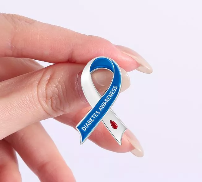 Spilla Diabetes Awareness Nastro blu e bianco